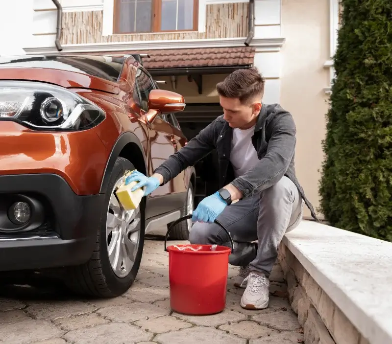 Lavage auto à domicile Lamagdelaine : professionnel intervenant sur un véhicule